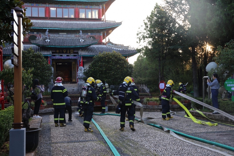 今早7时许 狮子山万古楼“起火”！被成功扑灭…… (6).jpg