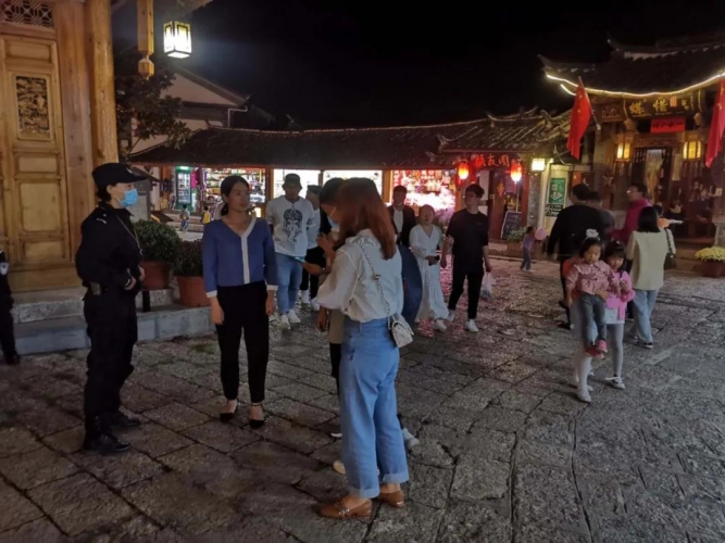 丽江市公安局机关下沉警力助力旅游 首日受理群众问询、求助50余起 (1).jpg