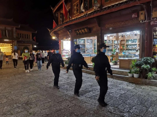 丽江市公安局机关下沉警力助力旅游 首日受理群众问询、求助50余起 (2).jpg