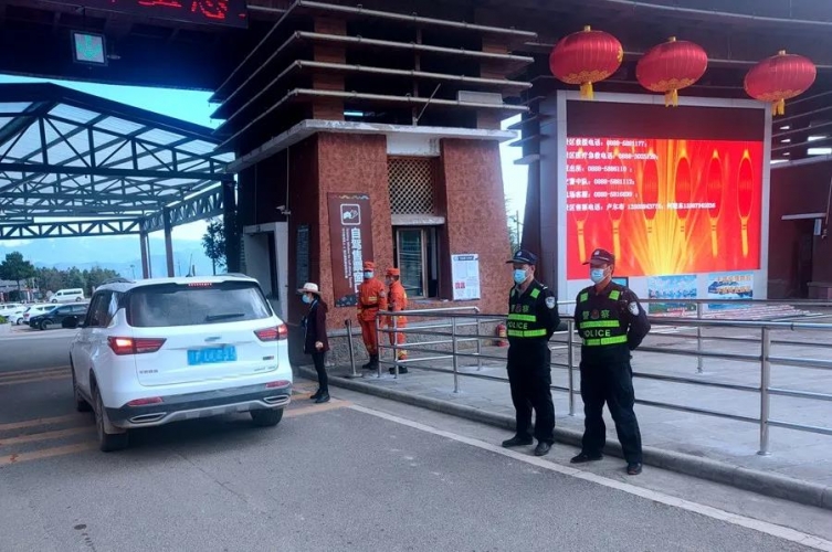 中秋遇国庆，看警察蜀黍别样的泸沽湖“深度游” (2).jpg