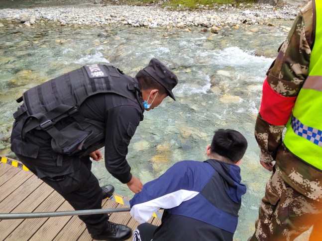 “双节”旅游高峰！雪山游客单日突破29909人次，民警发挥“人能”作用 (1).png