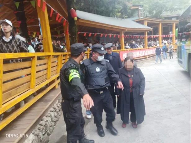 “双节”旅游高峰！雪山游客单日突破29909人次，民警发挥“人能”作用 (4).jpg