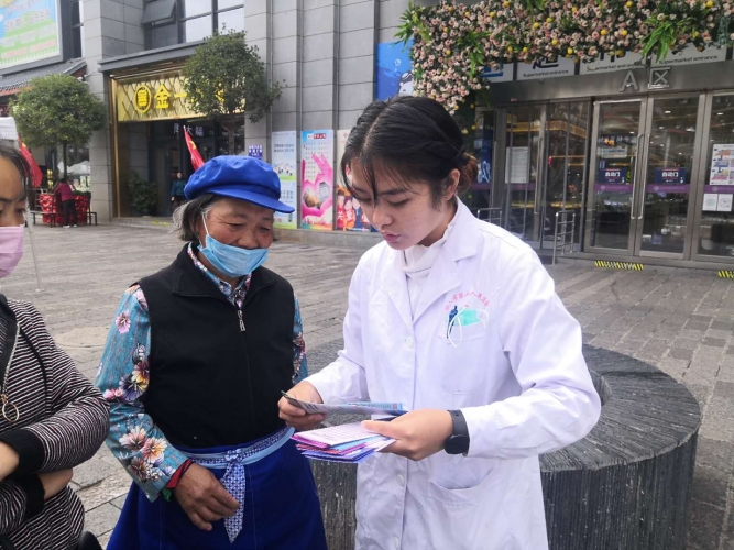 丽江市第二人民医院开展精神卫生宣传和义诊活动，关于精神卫生你需要知道…2.jpg