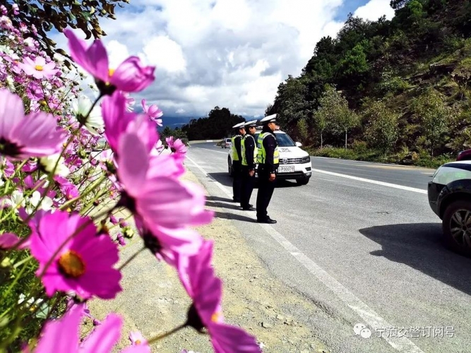 来自远方的感谢！国庆假期热心回应游客求助 沙力交警中队收到一面邮寄的锦旗 (2).jpg