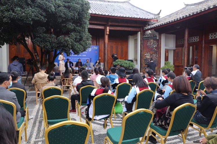 文学大咖齐聚丽江古城探讨多民族文化中的文学 (2).JPG