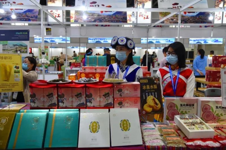 第七个国家扶贫日，郑艺率队在上海考察学习，在丽江展区检查指导工作 (3).jpg