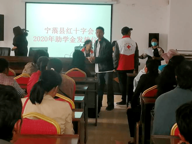 宁蒗红十字会给45学生发放助学金名，每名学生2000元，资助总额90000元 (1).png
