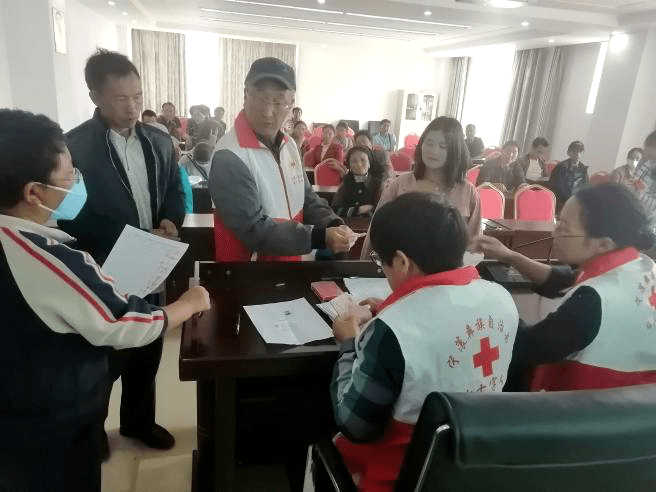 宁蒗红十字会给45学生发放助学金名，每名学生2000元，资助总额90000元 (2).png
