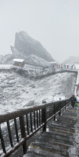 持续几天的阴冷天气，10月19日12点左右，丽江雪山下雪了 (4).jpg
