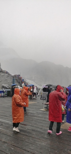 持续几天的阴冷天气，10月19日12点左右，丽江雪山下雪了 (3).jpg