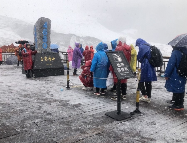 持续几天的阴冷天气，10月19日12点左右，丽江雪山下雪了 (7).jpg