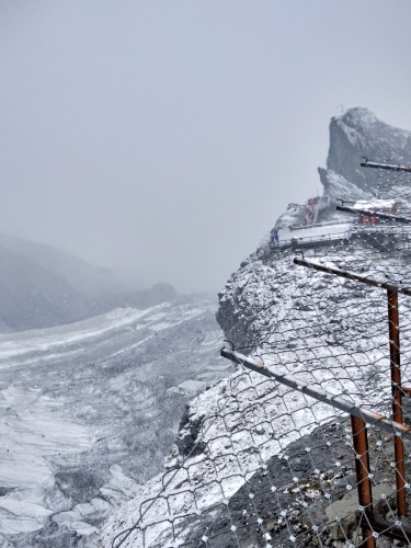 持续几天的阴冷天气，10月19日12点左右，丽江雪山下雪了 (12).jpg