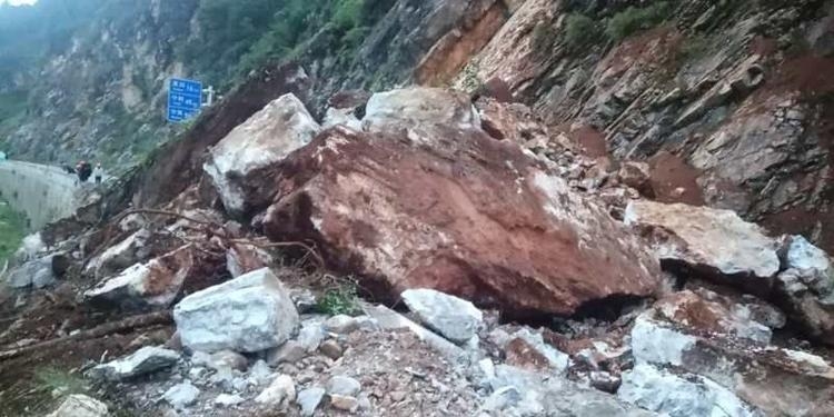 丽宁公路西川界马路段于10月29日塌方，通行时间待定 (1).jpg