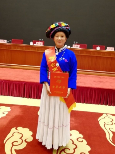 曹建秋：绽放在扶贫一线的铿锵玫瑰.jpg