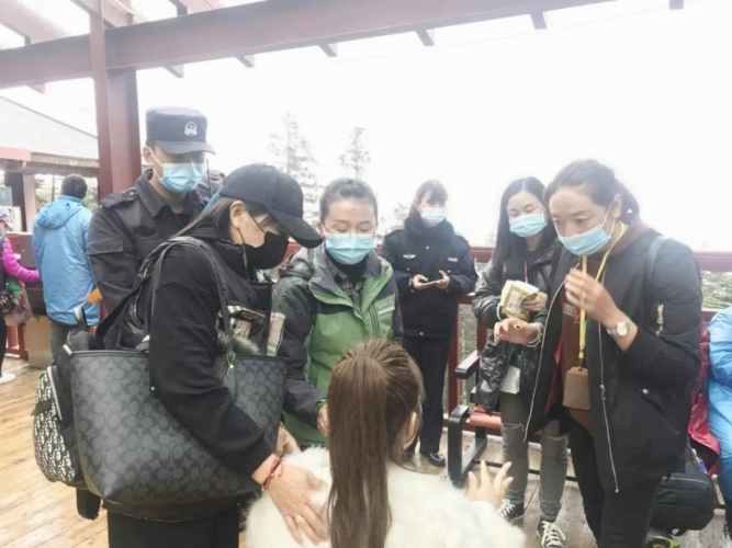 游客发生高原反应、工作人员5分钟背到医务室，开设绿色通道让其下山 (2).jpg