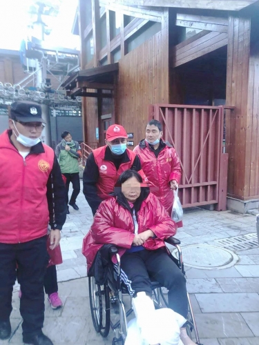 游客发生高原反应、工作人员5分钟背到医务室，开设绿色通道让其下山 (3).jpg