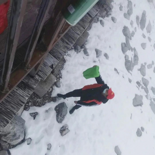 游客发生高原反应、工作人员5分钟背到医务室，开设绿色通道让其下山 (5).jpg