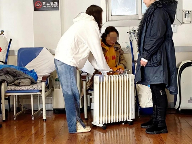 游客发生高原反应、工作人员5分钟背到医务室，开设绿色通道让其下山 (6).jpg