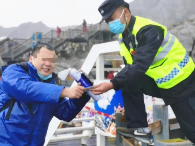游客发生高原反应、工作人员5分钟背到医务室，开设绿色通道让其下山 (12).jpg