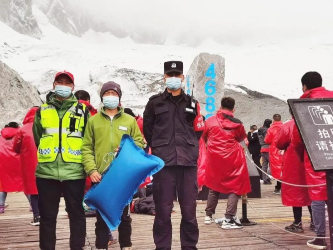 游客发生高原反应、工作人员5分钟背到医务室，开设绿色通道让其下山 (9).jpg