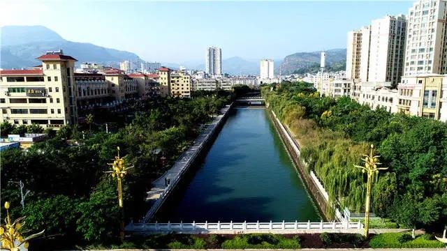 华坪县：产业扶贫筑牢增收根基 绿水青山育出“绿色银行”2.jpg