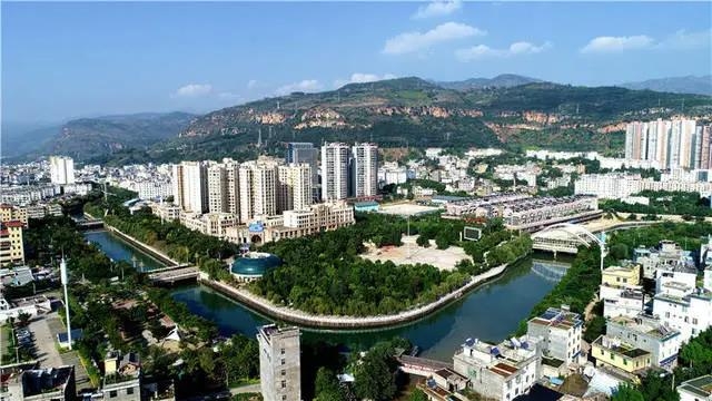 华坪县：产业扶贫筑牢增收根基 绿水青山育出“绿色银行”.jpg