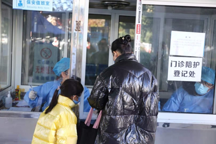 疫情防控不松懈  丽江市人民医院持续加强秋冬季新冠肺炎疫情防控工作4.jpg