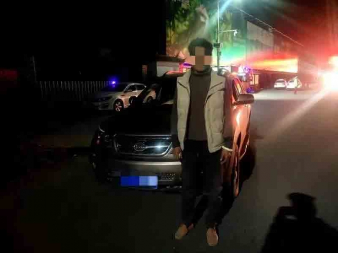 丽江交警查获一起使用伪造机动车驾驶证严重交通违法行为2.jpg