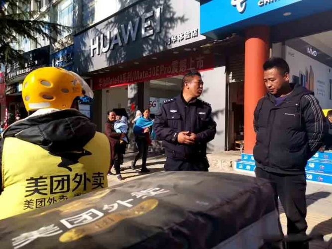 宁蒗公安交警组织“美团外卖”骑手开展安全驾驶示范活动3.jpg
