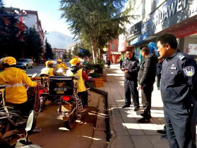 宁蒗公安交警组织“美团外卖”骑手开展安全驾驶示范活动2.jpg