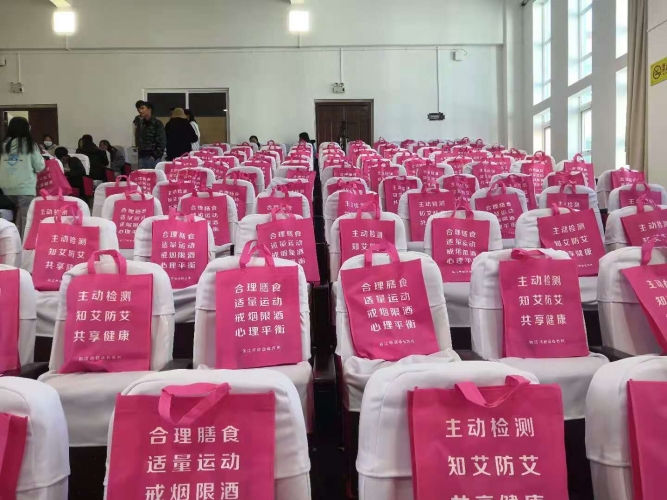 携手防疫抗艾  艾滋病讲座进丽江民族中专3.jpg