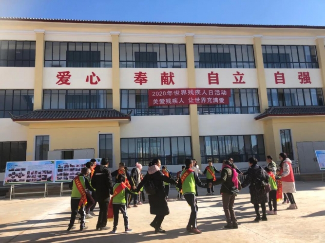 让世界充满爱！这所学校开展“国际残疾人日”宣传活动.jpg