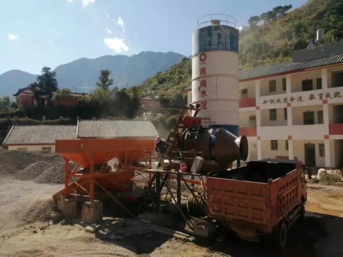 混凝土搅拌站“开”进小学校，师生吃灰，家长怕出事….jpg