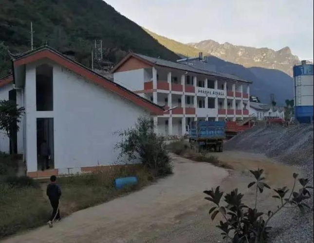 混凝土搅拌站“开”进小学校，师生吃灰，家长怕出事…4.jpg