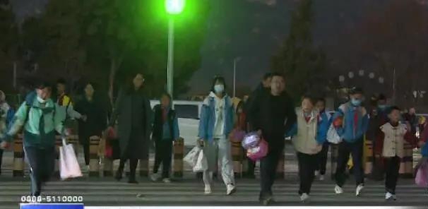 祥和学校路口新建红绿灯，交通秩序大为改善 (1).jpg