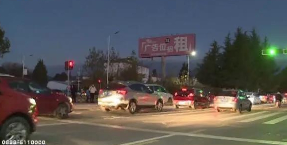 祥和学校路口新建红绿灯，交通秩序大为改善 (2).jpg