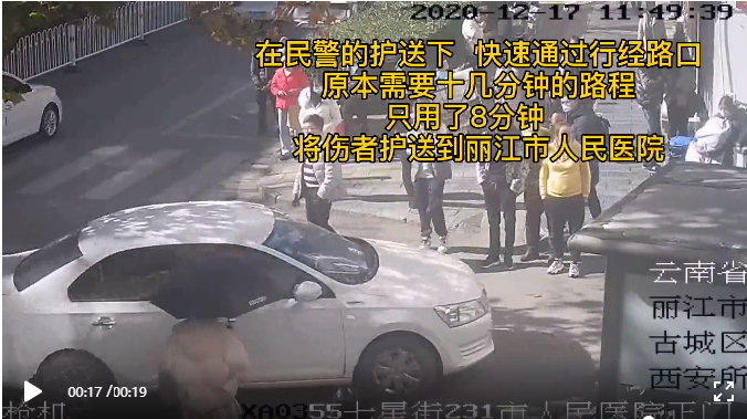 金山一工地员工不慎从楼上摔下，民警驾驶警车开道送医.png