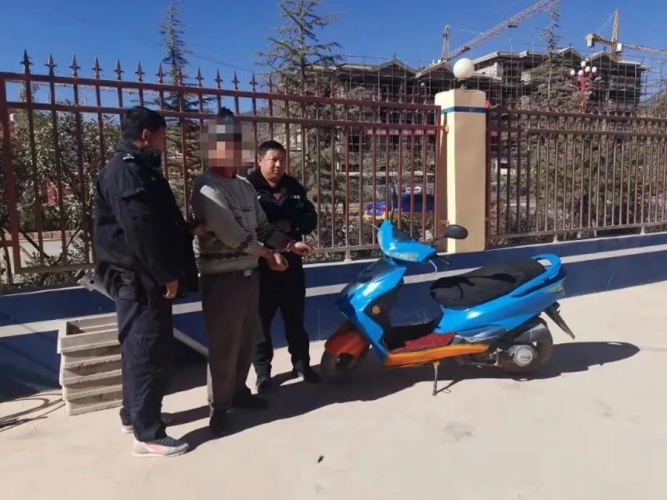 群众送锦旗为宁蒗大兴派出所民警点赞2.jpg