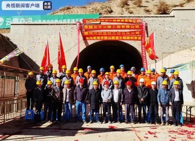全长2895米！宁永高速羊鞍山隧道左幅贯通....jpg
