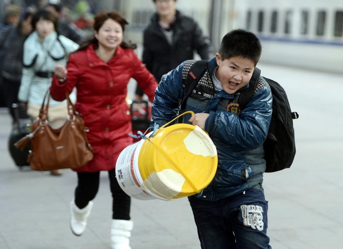 就地过年是留住外乡人，不是拦住归家者.jpg