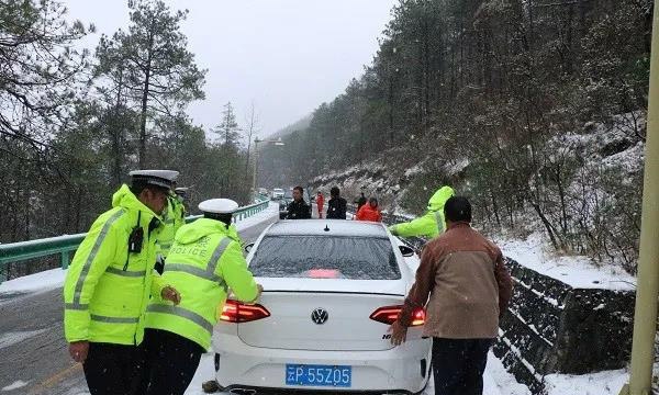 最强寒潮来袭 雪山交警筑起安全回家路 (1).jpg