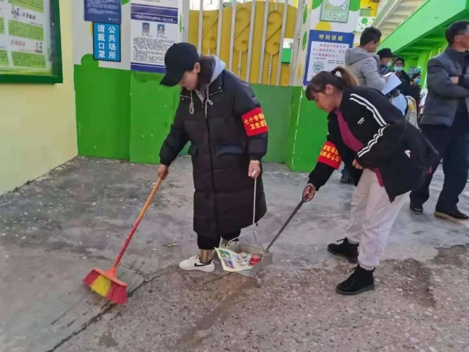 听说宁蒗大街上总有人抢清洁工的“饭碗”，原来是....jpg