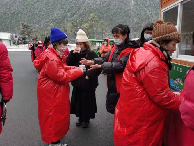 2021年第一场雪，玉龙雪山点滴关怀暖身又暖心 (5).jpg