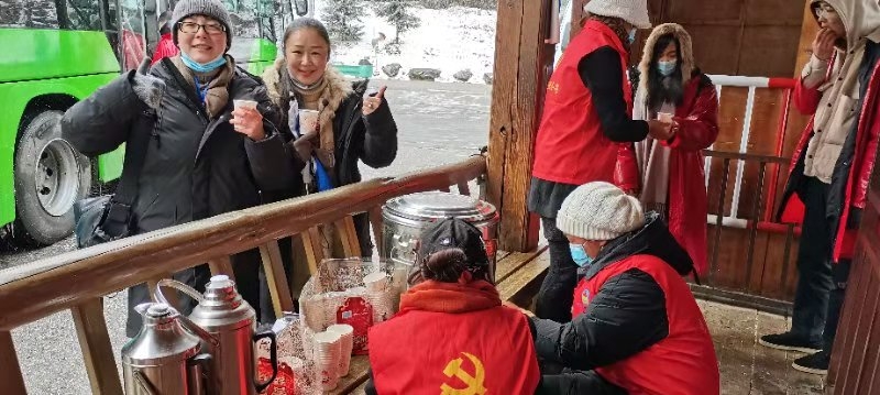 2021年第一场雪，玉龙雪山点滴关怀暖身又暖心 (7).jpg