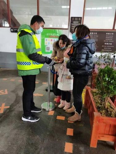 2021年第一场雪，玉龙雪山点滴关怀暖身又暖心 (4).jpg