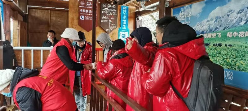 2021年第一场雪，玉龙雪山点滴关怀暖身又暖心 (6).jpg