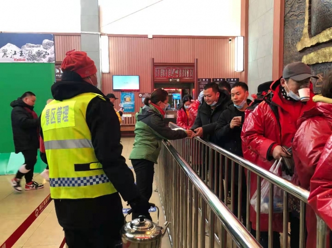 2021年第一场雪，玉龙雪山点滴关怀暖身又暖心 (9).jpg