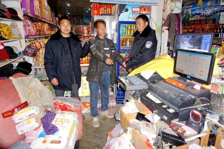 超市遭窃，损失超3万元，宁蒗警方9小时抓获深夜“搬运工”.jpg