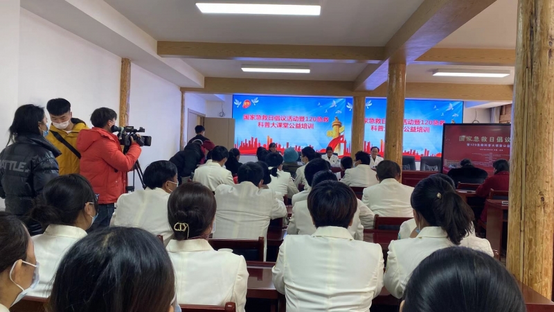 “救”在身边：丽江市人民医院深入古城开展急救培训 (4).jpg