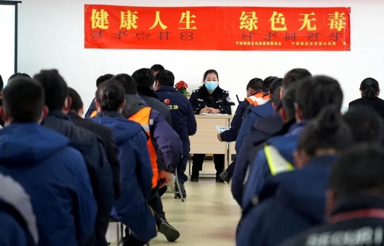 禁毒宣传进机场，携手筑牢防火墙.jpg